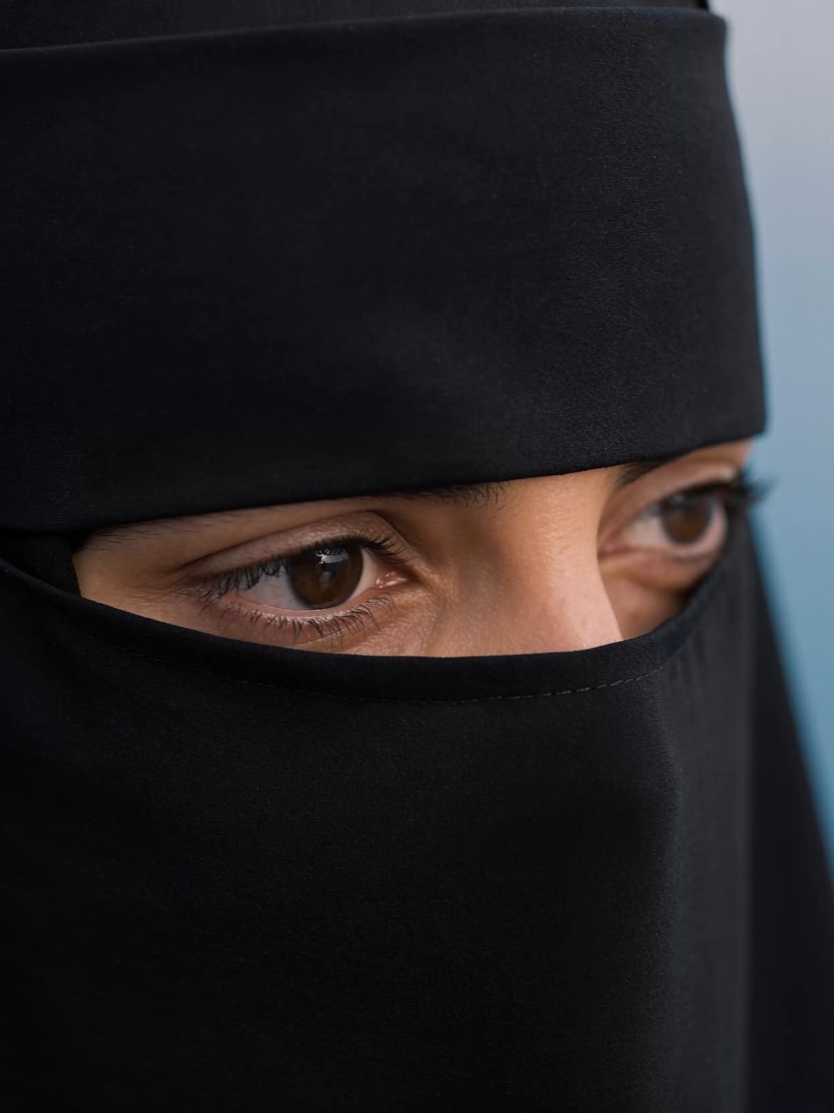 Primer plano de los ojos de una mujer con niqab